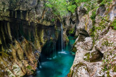 Soca vadilerinin güzel şelaleleri. Soca Vadisi, Slovenya 'nın inanılmaz manzarası.