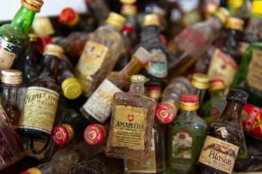 2019-08-14, Gubbio, İtalya. Yerel bit pazarında eski şarap şişeleri. İtalya 'da bir antikacı