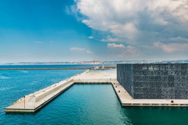 Marsilya ve Mucem 'in sahil şeridi. Marsilya şehri manzarası. Fransa 'da ünlü bir tatil beldesi