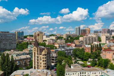 Sıcak bir yaz gününde Kyiv şehir manzarası manzarası. Kiev, Ukrayna 'daki eski ve modern binalar