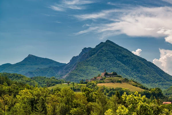 Krajobraz Alpejski Prowansji Francja Małe Miasteczko Szczycie Wzgórza Otoczone Wysokimi — Zdjęcie stockowe