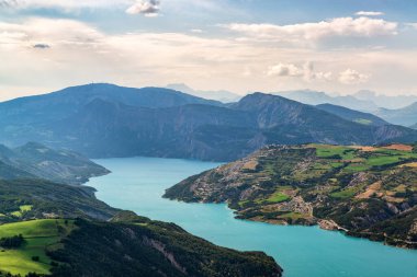 Fransız Alpleriyle çevrili güzel mavi göl, Lac de Serre-Poncon 'un manzarası
