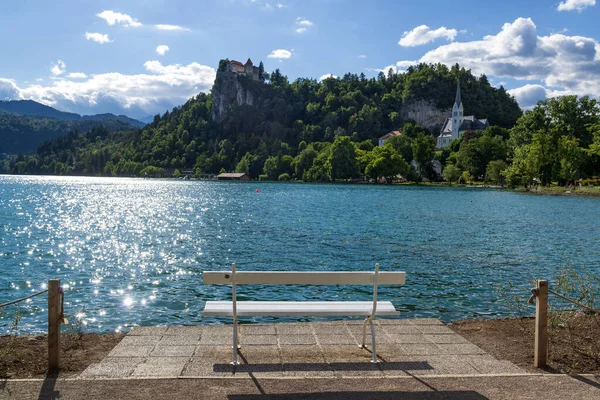 Vit Bänk Med Vacker Utsikt Ett Slott Över Sjön Bled — Stockfoto