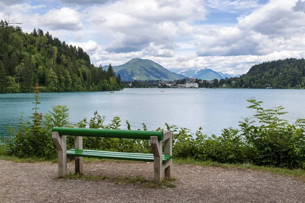 在斯洛文尼亚的布莱德湖上和朱利安阿尔卑斯山上 有美丽的景色 可以休息的长椅 — 图库照片