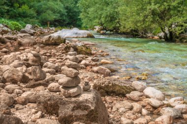 Soca nehrinde taş cairns. Slovenya 'da halk seyahati.