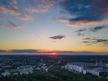 Kyiv şehrinde günbatımı. Hava fotoğrafı.