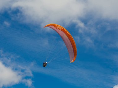 2020-08-23 Borzhava, Ukrayna. Gökyüzünde parlayan ikili paraglider. Karpatya dağlarında tipik turistik faaliyet