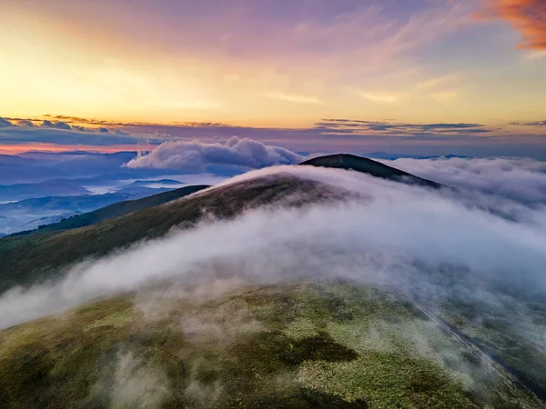 Splendido Tramonto Montagna Nuvole Scorrono Sopra Cresta Della Montagna — Foto Stock