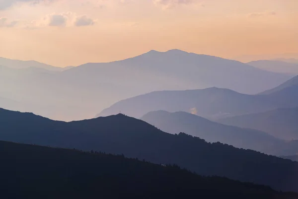 夕日に照らされた美しい山のシルエット — ストック写真