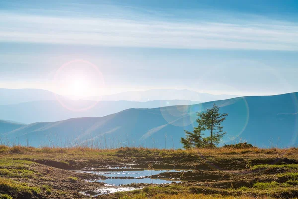 Estrada Terra Com Poças Alto Das Montanhas Cena Pôr Sol — Fotografia de Stock