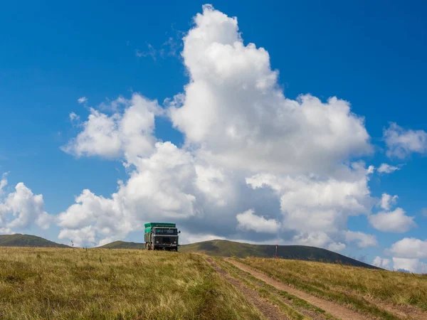 Camión Militar Todoterreno Cima Montaña Borzhava Ucrania — Foto de Stock