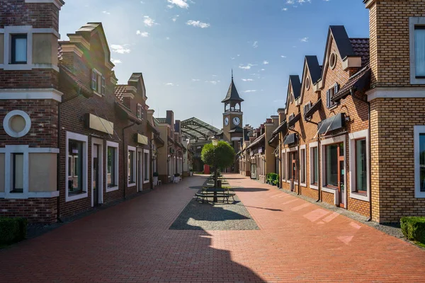 Lege Straat Van Nederlandse Oude Stad Stenen Huizen Klokkentoren — Stockfoto