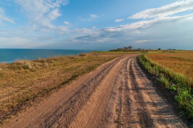 Kıyı şeridine yakın toprak yol. Ukrayna 'da deniz manzarası.