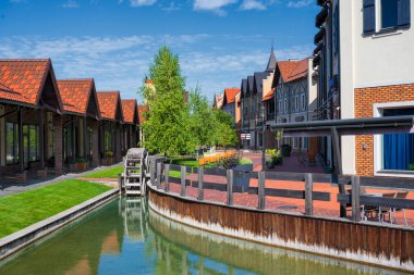 Avrupa 'da kanal ve dekoratif su değirmeni olan renkli bir kasaba. Avrupa 'dan kartpostal