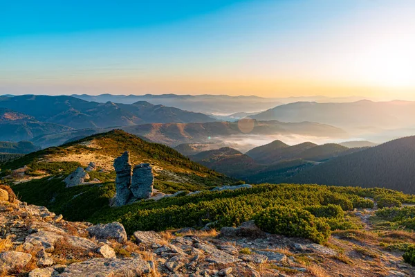 Sorprendente Alba Alta Montagna Mattina Autunnale Cima Alla Montagna Distanze — Foto Stock