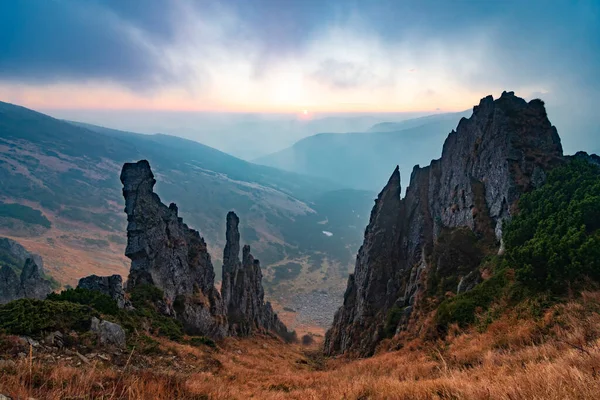 Удивительный Горный Пейзаж Карпатские Горы Фантастическими Скалами Красочным Небом Шпицы — стоковое фото