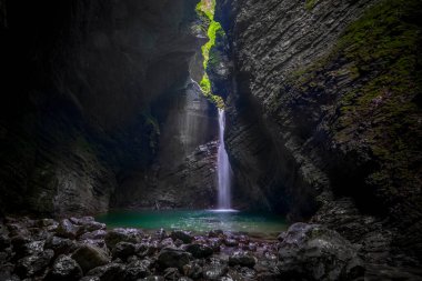Karanlık mağarada güzel bir şelale. Slovenya 'nın Soca vadisinde Kozjak şelalesi.