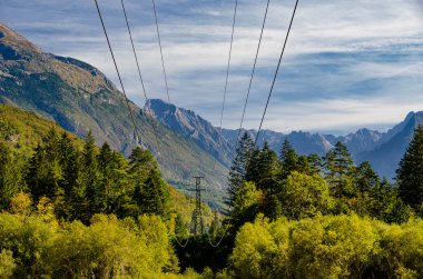 Julian Alps 'te elektrik hatları yüksek. Soca Vadisi, Slovenya. Dağ bölgelerinde enerji iletimi. Kanin, Kobarid ve Bovec yakınlarındaki Soca vadisinde renkli bir manzara.