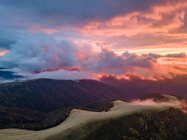 Karpat Dağları Nda Muhteşem Pembe Günbatımı Dağ Sırtları Alçak Bulutlar — Stok fotoğraf