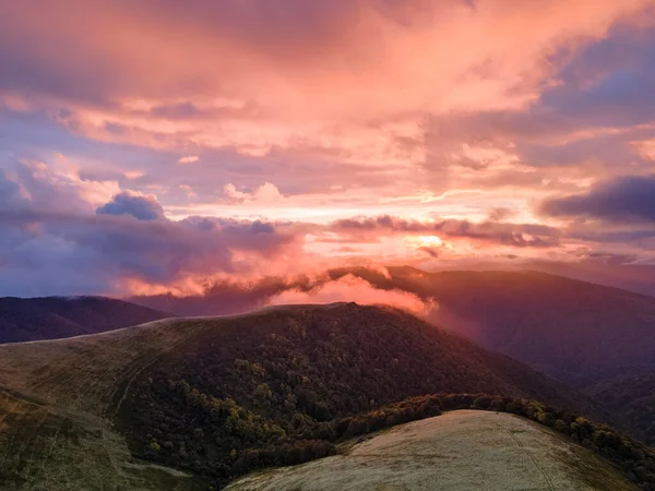 Incredibile Tramonto Viola Alto Sulle Montagne Dei Carpazi Crinali Montuosi — Foto Stock