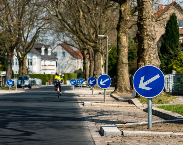 Znaki Drogowe Obfitości Bocznej Uliczce Berlinie — Zdjęcie stockowe