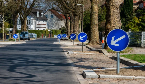 Közlekedési Jelzőtáblák Olyan Bőségesen Egy Mellékutcában Berlin — Stock Fotó