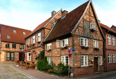 Schulsee ve ahşap ev Mir Mlln küçük kasaba in Schleswig Holstein Nicolai kilisede