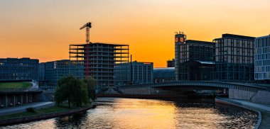 Gün batımında Berlin Merkez istasyonunda çılgınlığı