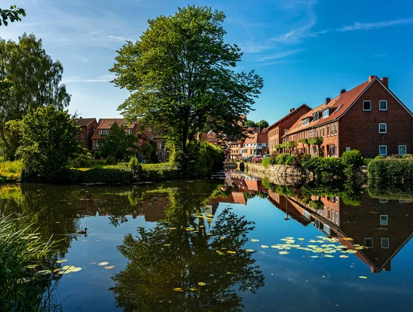 Villas Edifícios Residenciais Vala Parede Pequena Cidade Mlln Schleswig Holstein — Fotografia de Stock