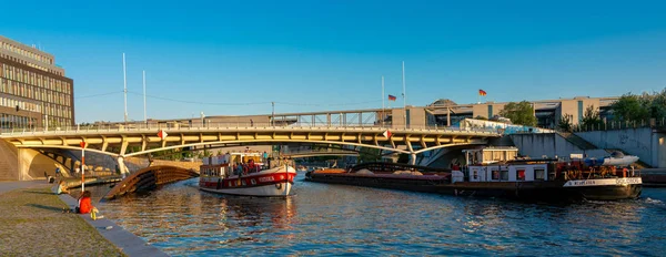 Navi Sul Fiume Sprea Sul Ponte Del Principe Ereditario Vicino — Foto Stock
