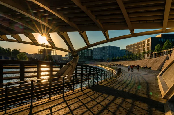 Fartyg Vid Floden Spree Kronprins Bridge Nära Regeringsdistriktet Berlin — Stockfoto