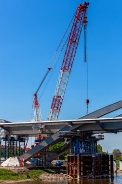 Bir köprü Elbe üzerinde inşa, vinç