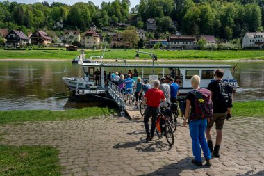 Turistler ve yürüyüşçüler feribota Wehlen şehir içinde yanıyor ve Elbe taşınması istiyorum