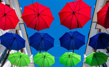 Bunte Regenschirmecovered renkli şemsiyeler