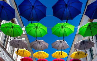 Bunte Regenschirmecovered renkli şemsiyeler