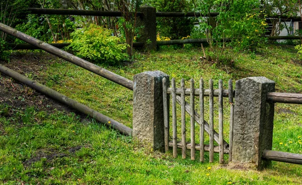木の庭の門 — ストック写真