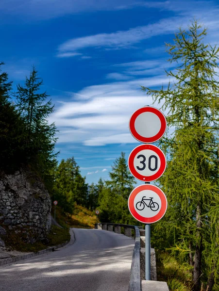 Señales Tráfico Una Estrecha Carretera Montaña Baviera — Foto de Stock