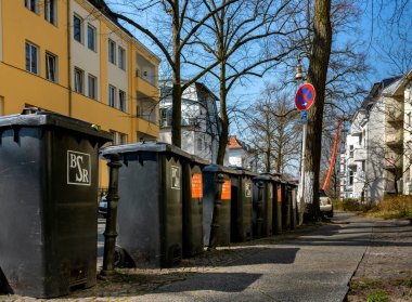 Atık ve Berlin'de bir sokakta depo gözleri atık