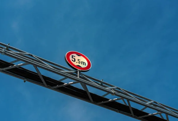 Verkeersborden Voorkant Van Blauwe Hemel — Stockfoto