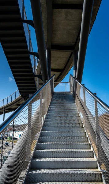 由金属制成的楼梯通向行人的桥梁 — 图库照片