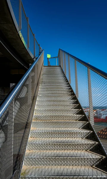 Metalden Yapılmış Bir Merdiven Yayalar Için Bir Köprü Yol Açar — Stok fotoğraf