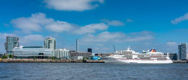 Gemi ve tugs Hamburg Harbour Hamburg manzarası içinde belgili tanımlık geçmiş ile
