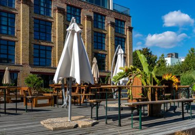 Sandalye ve masa bir bahçe Restaurant