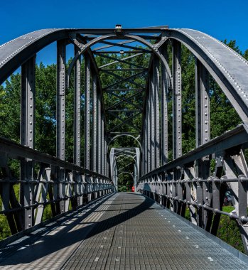 Yayalar ve bisikletliler için çelik köprü
