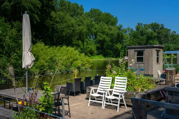 Twee Tuinstoelen Een Kleine Tuin Aan Het Water — Stockfoto