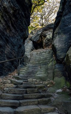 elbsandsteingebirge, Saksonya, Almanya lilienstein zirvesine kayalar arasında yol