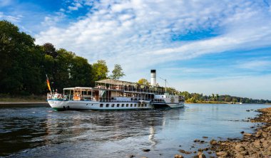 Yandan çarklı vapur bir gezi, Dresden Elbe üzerinde