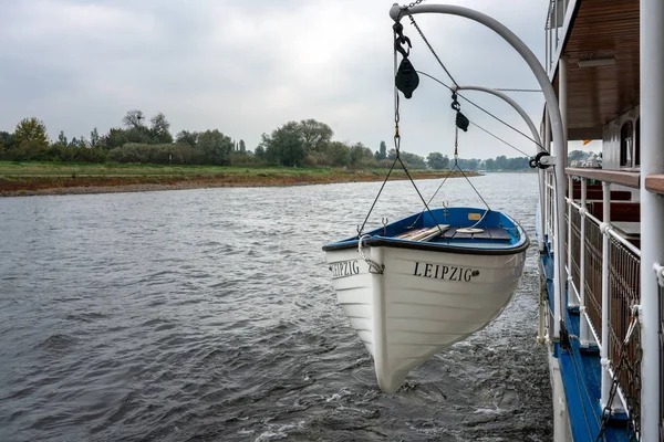 Kleine Reddingsboot Een Pleziervaartuig Elbe Buurt Van Dresden Duitsland — Stockfoto