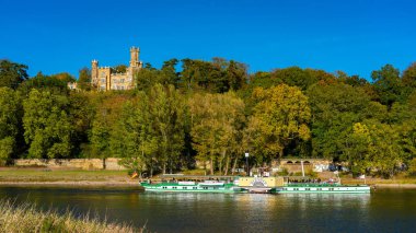 Dresden, Almanya yakınındaki Elbe üzerinde yaptıkları bir istimbotda geçer rides