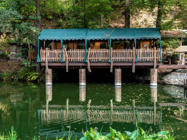 Ένα Εστιατόριο Στιλ Μπλοκ Μια Μικρή Λίμνη Στη Σαξονία Της — Φωτογραφία Αρχείου